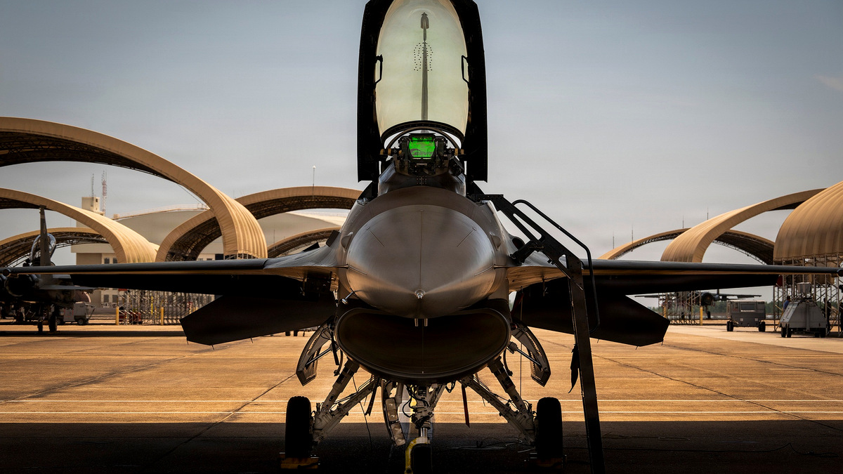 미 공군 VENOM F-16의 자율비행 시험과 기체 개조