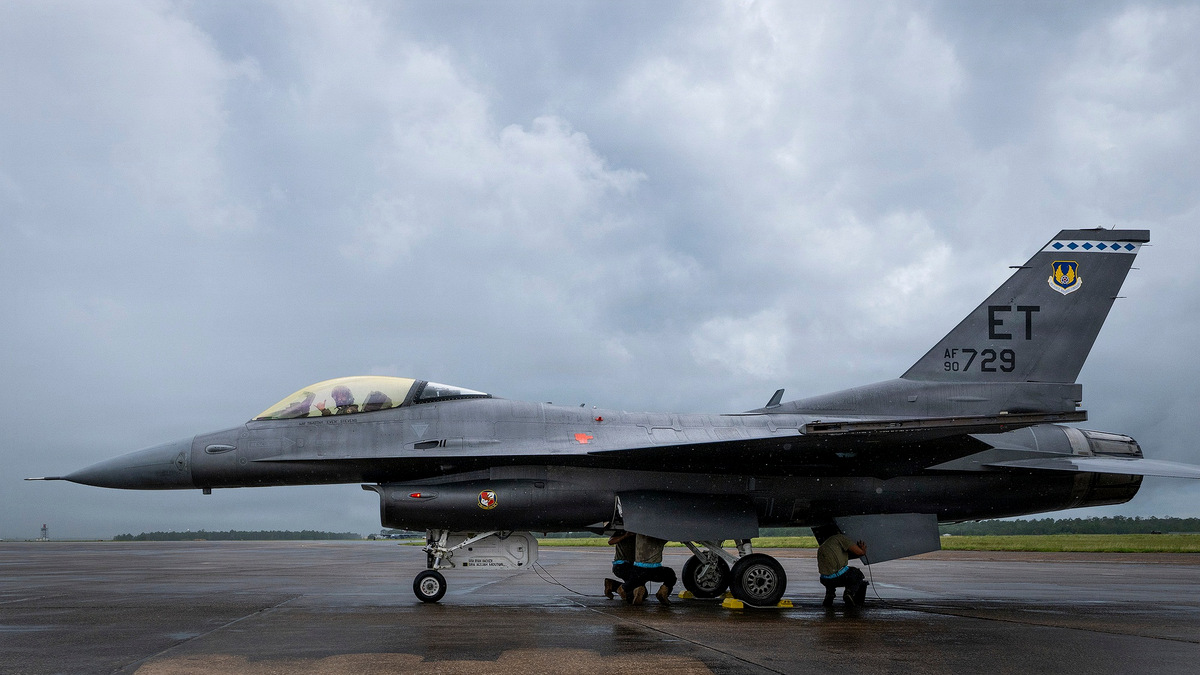미 공군 VENOM F-16의 자율비행 시험과 기체 개조