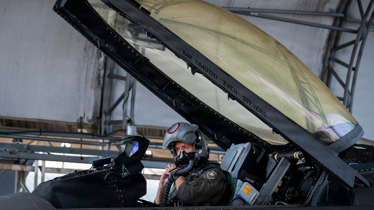 미 공군 VENOM F-16의 자율비행 시험과 기체 개조