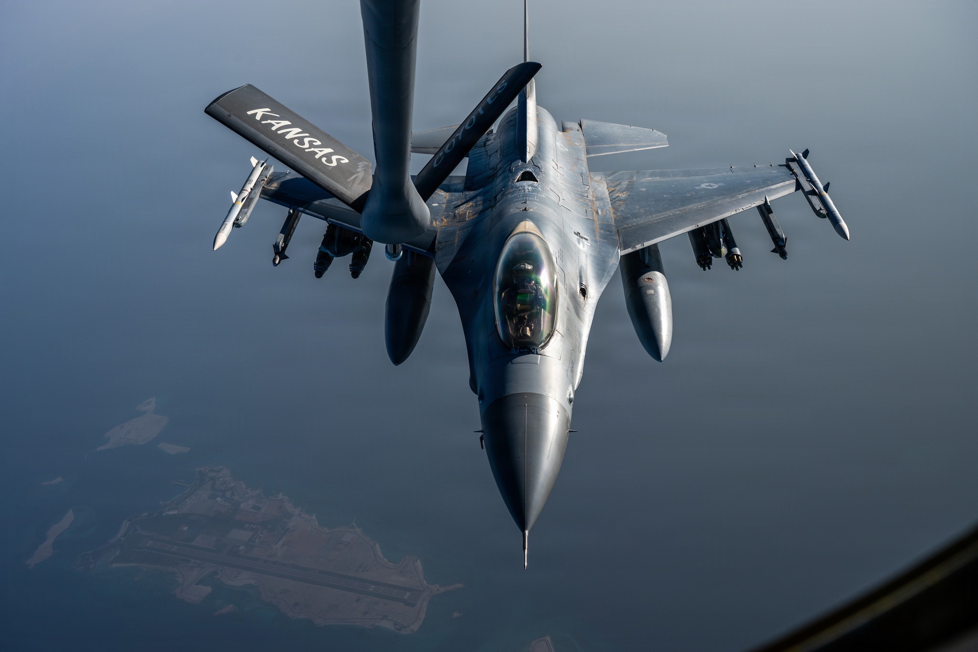 "가짜 레이더 켜고 튀면 그만"…미군 최정예 전투기 발목 잡는 이란의 기막힌 전략 4 F-16CJ 중동 방공제압 이동