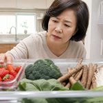 베리·브로콜리·우엉·팽이버섯을 용도별로 손질해 냉동하는 가정