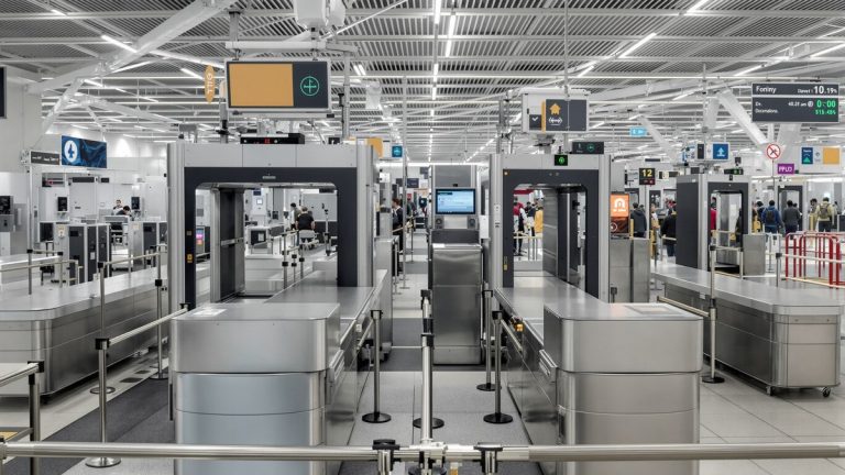 인천공항 — 보온병 속에 수천만원이…인천공항 외화 밀반출 단속, 60% 폭증한 이유