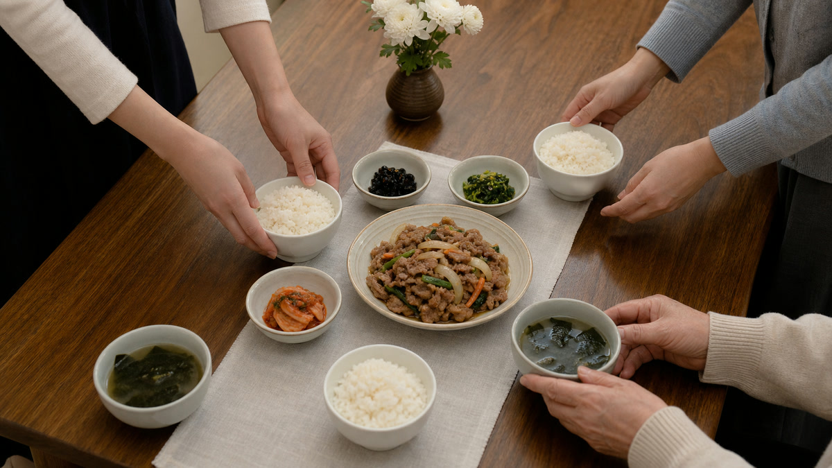 "가족끼리 남보다 못하게 됐습니다.." 명절·제사 때 갈등 터지는 원인 1위 3 제사상 규모와 준비 역할을 함께 조정하는 5060 가족