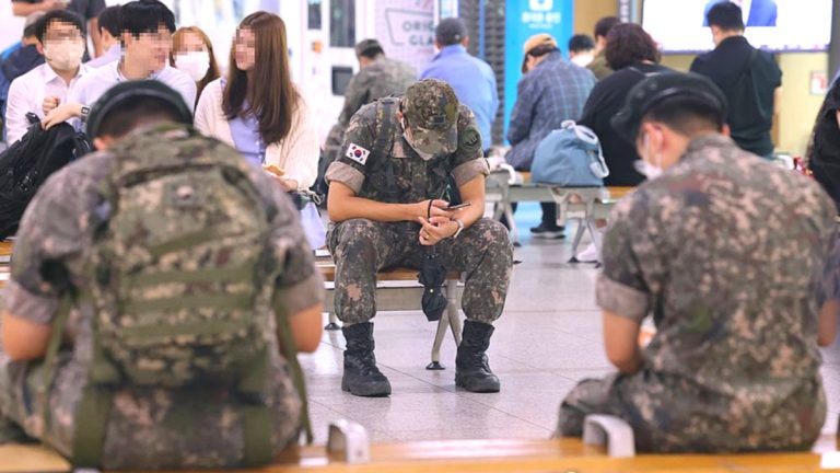 군인