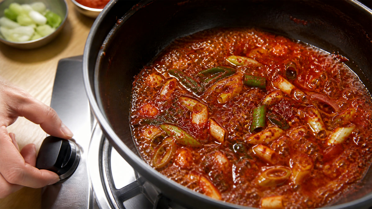 삼겹살과 대파를 먼저 볶아 순두부찌개 국물의 향을 만드는 집밥