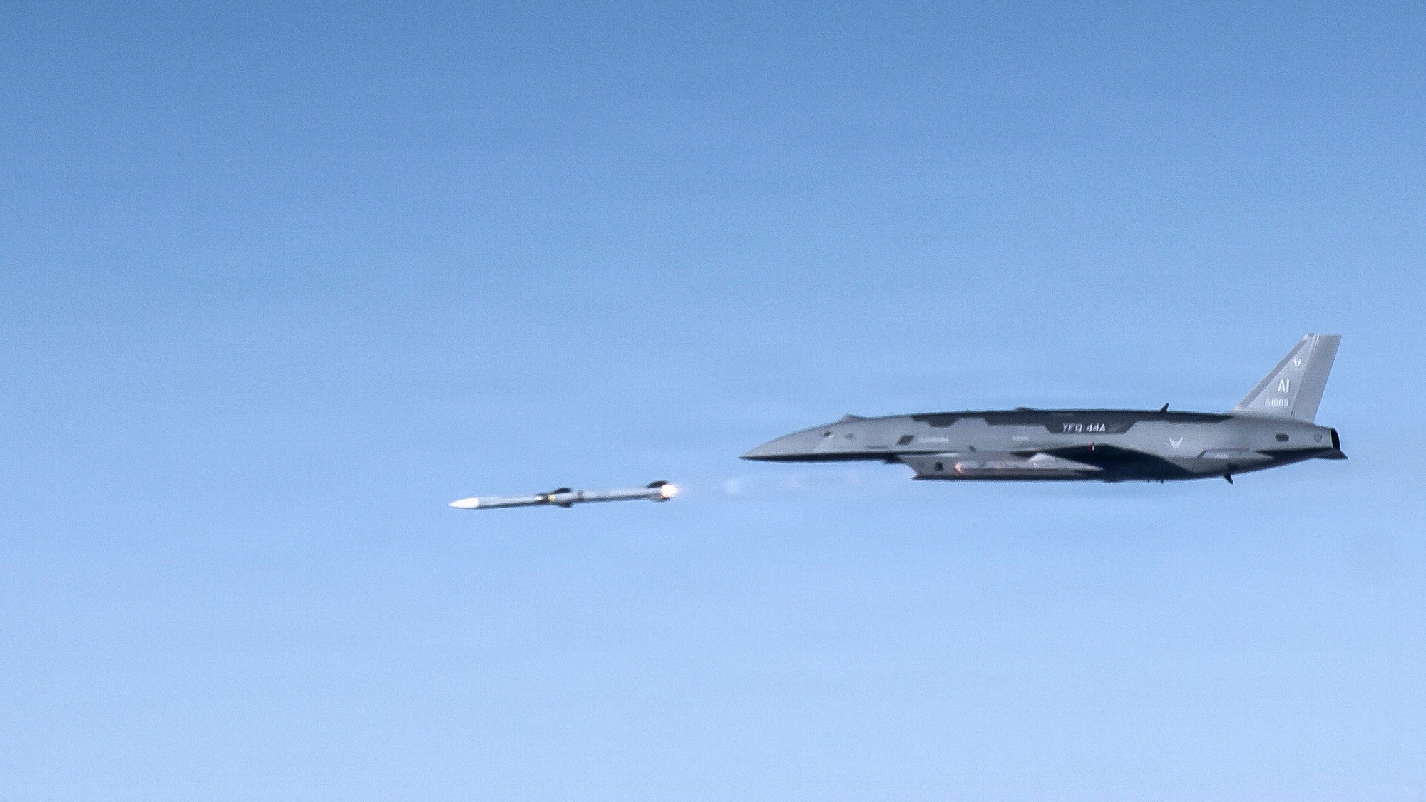 "F-35 가격 3분의 1, 사망률 0%"…美 '이 전투기' 첫 실탄 발사가 던진 경고장 2 YFQ-44A AIM-120 실탄 발사 시험