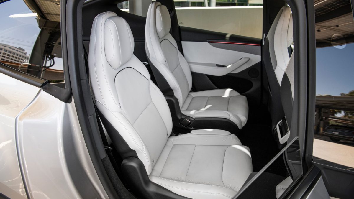 테슬라 모델Y L 3열 전기 SUV